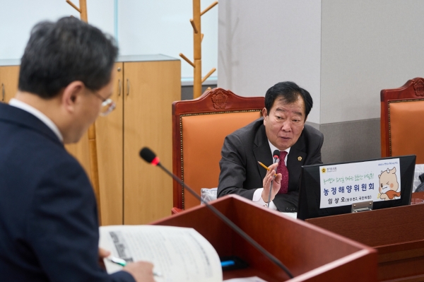 임상호 경기도의회 농정해양위원회 임상오 의원은 22일에 열린 축산동물복지국 주요업무보고에서 경기북부 반려동물 테마파크 조성을 위한 성공전략과 저탄소 축산을 위한 종합시책 등을 주문했다.