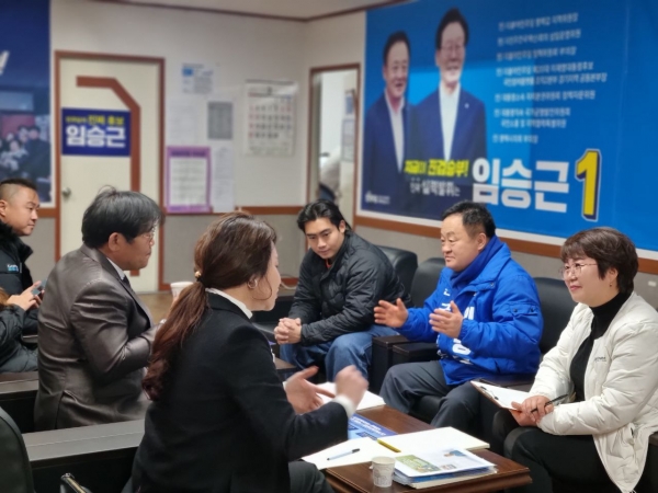 ▲임승근 예비후보가 한국동물사랑위원회와 간담회를 하고 있다.(사진=임승근 예비후보 선거사무실)