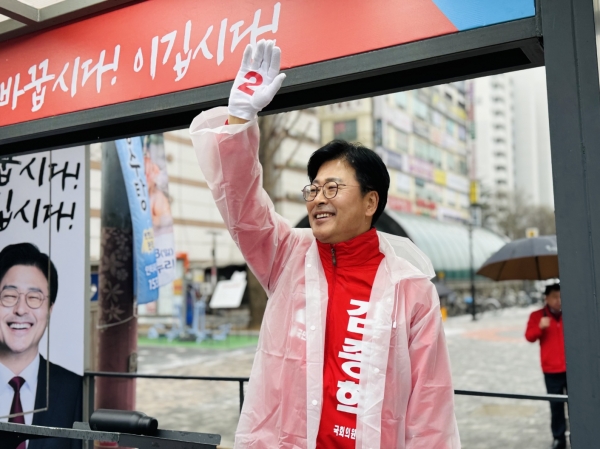 김종혁 국민의힘 고양병 국회의원 후보가 선거유세차에서 주민들의 환호에 답하고 있다.