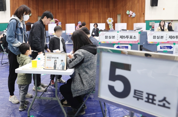 제22대 국회의원 선거일인 10일 오전 서울 송파구 잠실본동 제5투표소가 마련된 잠전초등학교 체육관에서 유권자들이  자녀와 함께 참여하고 있다.2024.04.10/뉴스핌