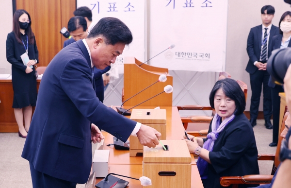 소병훈 위원장이 18일 오전 서울 여의도 국회에서 열린 농림축산식품해양수산위원회 전체회의에서 양곡관리법 일부개정법률안(대안)에 대한 본회의 부의 요구의 건 등 관련 투표를 하고 있다. /뉴스핌