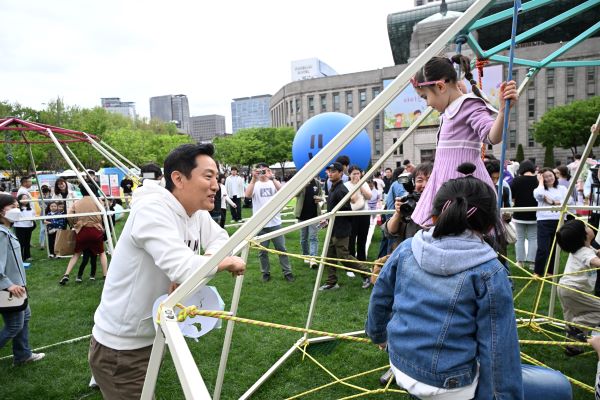 오세훈+서울시장이+21일(일)++오후+'서울+야외도서관+시즌+2'+책읽는+서울광장+중간에+조성된+창의놀의터를+찾아+어린이들과+이야기를+나누고+있다. 사진=서울시청