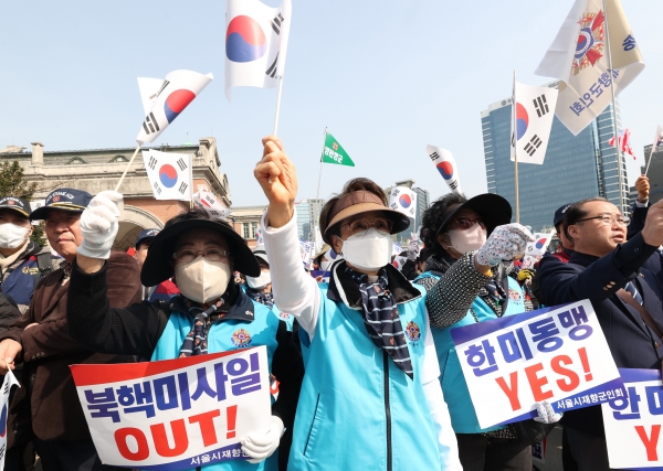 예비역 군인 모임 재향군인회(향군)의 서울시회가 27일 오전 서울역 광장에서 북 도발 규탄 총력안보 결의 대회를 가진 가운데 회원들이 태극기를 흔들고 있다. 2024.03.27/뉴스핌