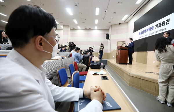 방재승 서울대학교 의과대학·서울대병원 교수협의회 비상대책위원장이 24일 오전 종로구 서울대 의대 융합관에서 비상대책위원회 기자회견을 하고 있다. /뉴스핌