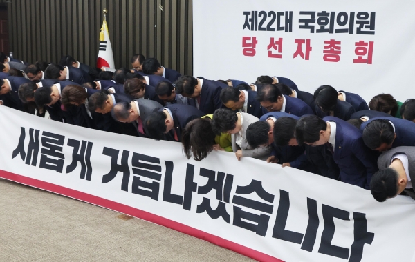 윤재옥 국민의힘 원내대표 겸 당대표 권한대행과 당선인들이 22일 서울 여의도 국회에서 열린 제22대 국회의원 당선자총회에서 기념촬영을 하고 있다. /뉴스핌