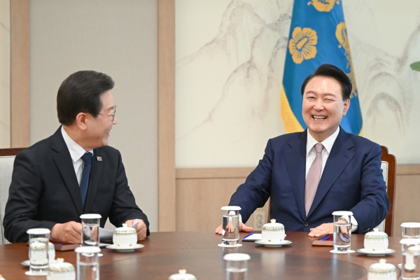 윤석열 대통령과 이재명 더불어민주당 대표가 29일 오후 서울 용산구 대통령실 청사에서 영수회담을 하고 있다. [사진=대통령실] 2024.04.29