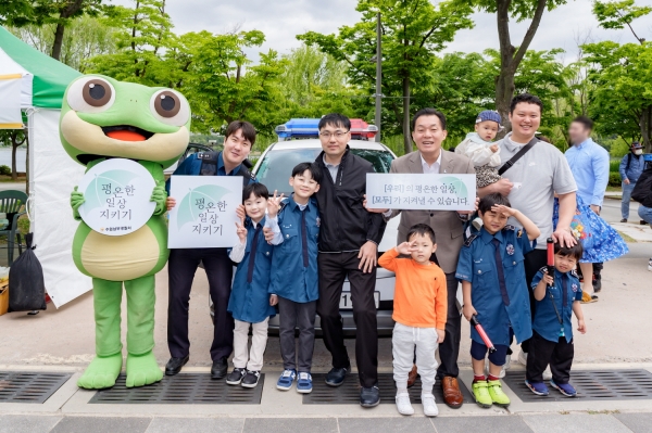 지난 11일 이재준 수원특례시장이 광교호수공원에서 열린 2024 수원시새빛가족축제에 참가한 가족들과 함께 기념촬영을 하고 있다.(사진=수원특례시)