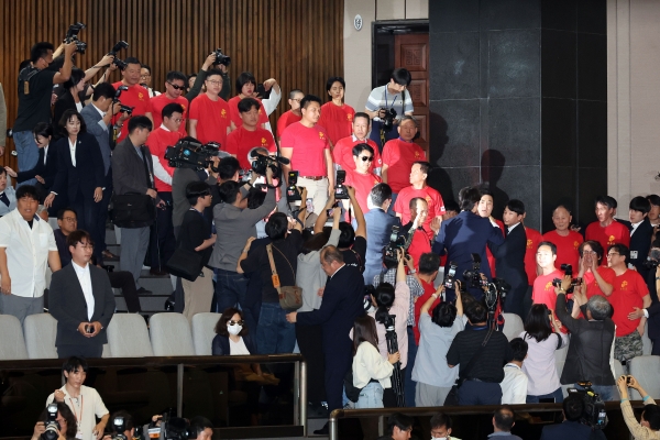 해병대 예비역 관계자들이 28일 오후 서울 여의도 국회에서 열린 제414회 국회(임시회) 제02차 본회의에서 순직 해병 수사 방해 및 사건 은폐 등의 진상규명을 위한 특별검사의 임명 등에 관한 법률안 재의의 건이 부결되자 항의를 하고 있다. 2024.05.28/뉴스핌