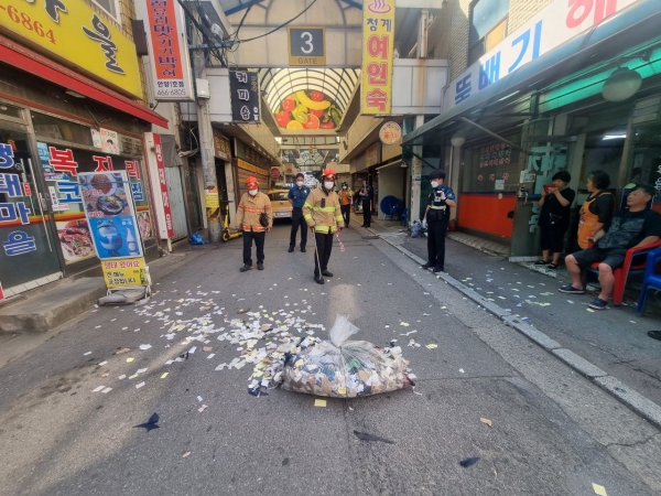 2일 오전 안양 남부시장에서 발견된 대남전단으로 추정되는 오물/경기도소방재난본부 제공