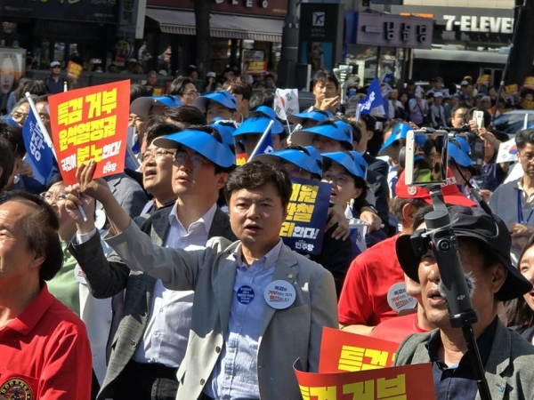 ▲김현정 국회의원이 1일 '윤석열 정권 규탄 및 해병대원 특검 관철을 위한 범국민대회'에서 구호를 외치고 있다. (사진=더불어민주당 김현정 의원)