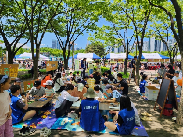 부천시는 환경의 날을 맞아 지난 1일 상동호수공원에서 토종벼 손모내기, 에코축제, 풀뿌리마켓, 토요체험마당 등 다양한 행사를 진행했다.(사진=부천시)