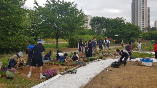 단국대학교 학생들이 정원을 조성하고 있다.(사진=수원특례시)