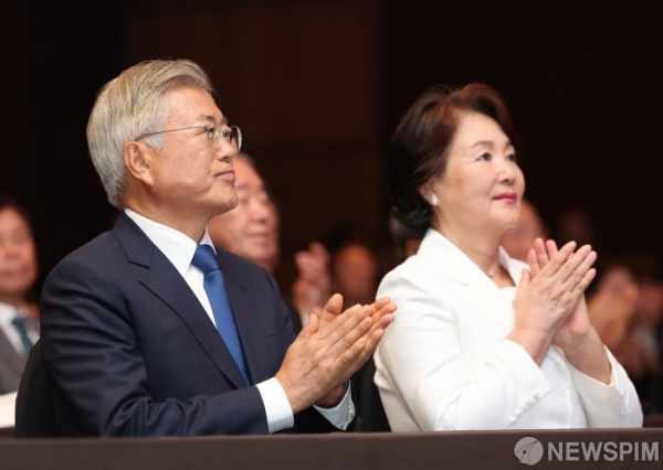 문재인 전 대통령과 김정숙 여사가 19일 오후 서울 영등포구 63빌딩에서 열린 9·19 평양공동선언 5주년 기념식에서 박수를 치고 있다. /뉴스핌