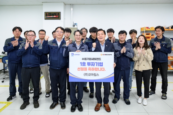 이재준 수원특례시장이 수원기업새빛펀드 1호 기업을 방문해 기념촬영을 하고 있다.(사진=수원특례시)