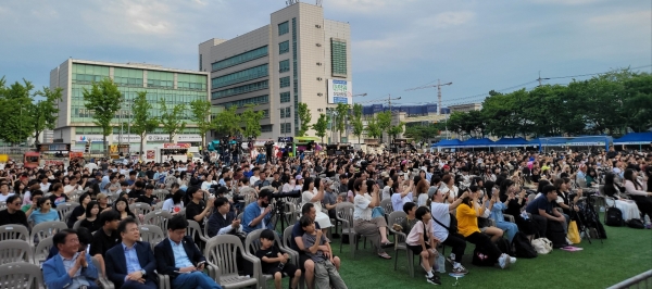 ▲축하공연을 관람하고 있는 시민들(사진=임정규기자)