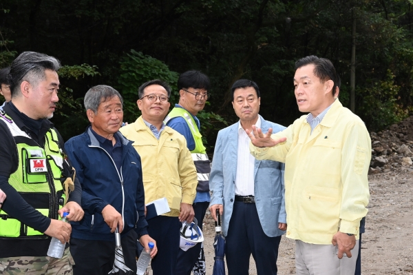 지난해 9월 이재준 수원시장이 광교산 통신대 군사도로 복구공사 현장에 찾아가는 현장시장실을 열고 현장을 점검하고 있다.(사진=수원특례시)