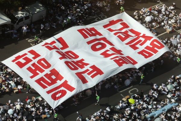 대한의사협회가 집단휴진에 돌입한 18일 오후 서울 영등포구 여의대로에서 열린 의료농단 저지 전국 의사 총궐기대회에서 정부의 의료 정책을 규탄하는 퍼포먼스가 진행되고 있다. 2024.06.18/뉴스핌