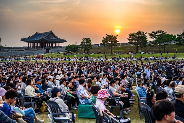 지난 5월 말 수원화성 연무대 특설무대에서 2024 수원화성 헤리티지 콘서트가 열려 시민들이 공연을 즐기고 있다.(사진=수원특례시)