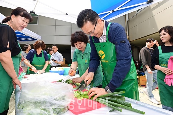 연수구새마을부녀회는 각 동 새마을지도자 등이 참여, 희망자람 계절김치 나누기 행사를 개최했다. 사진제공=연수구