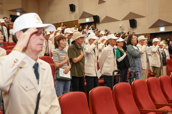 6·25 전쟁의 의미를 되새기며 국민의례하는 참석자들