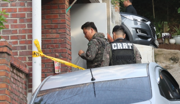 군 장병 및 경찰이 9일 오전 서울 은평구 한 주택가에 떨어진 북한 대남 풍선 잔해를 수거하고 있다. 2024.06.09/뉴스핌