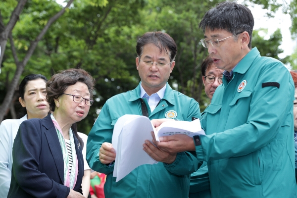 탄현동 숯고개공원 우수저류시설 예정지를 살펴보는 이동환 고양특례시장(사진=고양특례시)