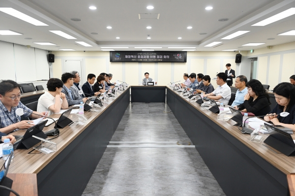 김동근 시장이 7월 8일 시청 상황실에서 ‘재정혁신 중점과제 이행 점검회의’를 진행하고 있다.(사진=의정부시)