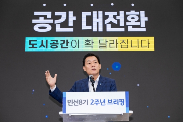 이재준 수원시장이 민선8기 취임 2주년을 맞아 브리핑을 갖고 “공간의 대전환, 경제의 대전환, 시민생활의 대전환으로 ‘수원 대전환’을 시작하겠다”고 밝혔다.