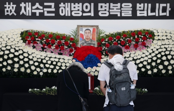 17일 서울 중구 청계광장에 마련된 고(故) 채수근 해병 순직 1주기 추모 시민분향소에서 시민들이 고인을 추모하고 있다. /뉴스핌