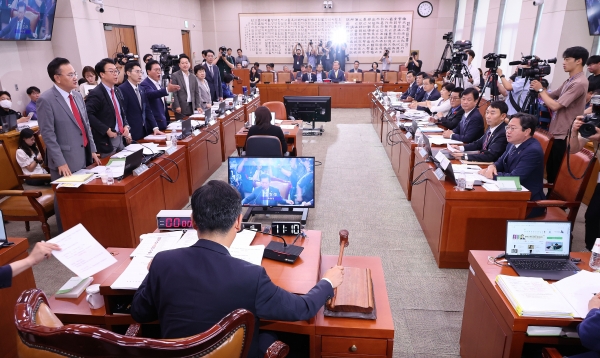 정청래 위원장이 31일 오전 서울 여의도 국회에서 열린 법제사법위원회 전체회의에서 2024년 민생회복지원금 지급을 위한 특별조치법안을 가결하고 있다. /뉴스핌