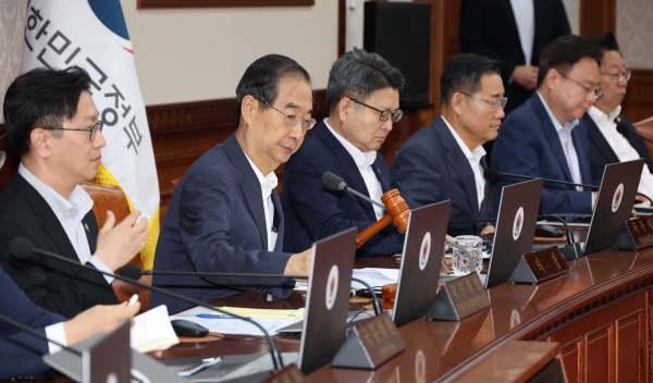 한덕수 국무총리가 6일 정부서울청사에서 열린 국무회의를 주재하며 의사봉을 두드리고 있다. 이날 국무회의에서는 야당이 강행 처리한 '방송4법'에 대한 재의요구안을 의결했다. 2024.08.06/뉴스핌