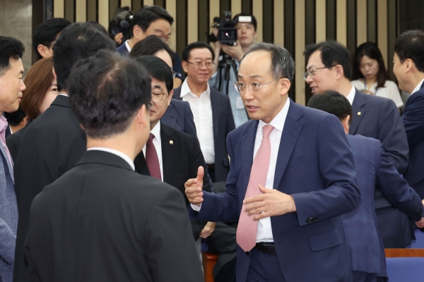 추경호 국민의힘 원내대표가 1일 오전 서울 여의도 국회에서 열린 의원총회에서 동료 의원들과 인사를 나누고 있다. 2024.08.01/뉴스핌