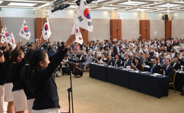 15일 오전 서울 용산구 효창공원 백범김구기념관에서 열린 광복회 주최 제79주년 광복절 기념식에서 이종찬 광복회장, 박찬대 더불어민주당 대표 직무대행 겸 원내대표 등 참석자들이 합창단 노래에 맞춰 태극기를 흔들고 있다. 광복회는 김형석 신임 독립기념관장이 '친일 뉴라이트 인사'라면서 정부 주최 광복절 경축식 불참을 선언했다. /뉴스핌