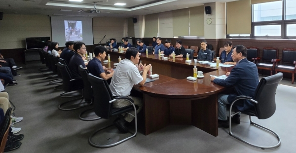 공사 강승필 사장이 환경에너지처 한유연 처장에게 보고를 받고있음(사진=양주시)