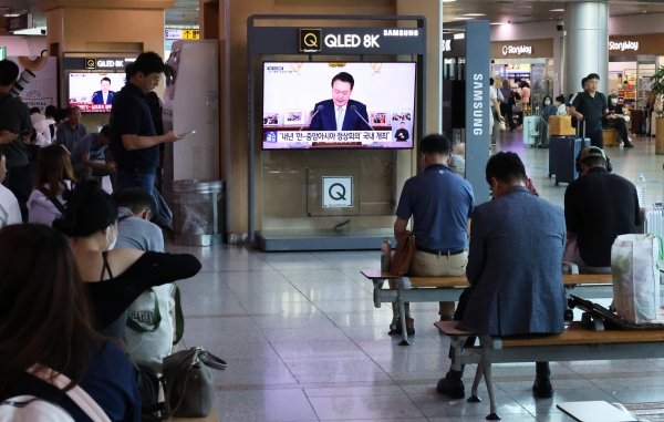 29일 오전 서울역을 찾은 시민들이 윤석열 대통령의 국정 브리핑 및 기자 회견 방송을 시청하고 있다./뉴스핌