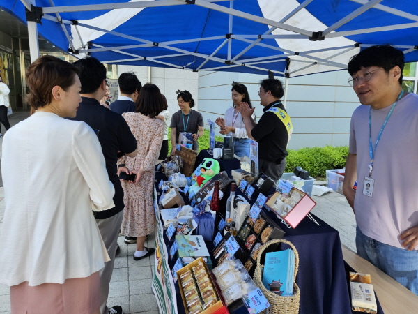 수원시가 고향사랑기부 홍보부스를 운영하고 있다.(사진=수원특례시)