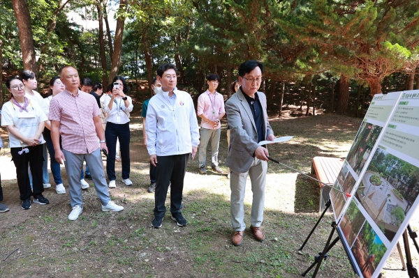 이상일 용인특례시장이 4일 동백3동 맨발길를 찾아 조성 현황을 보고받고 있다