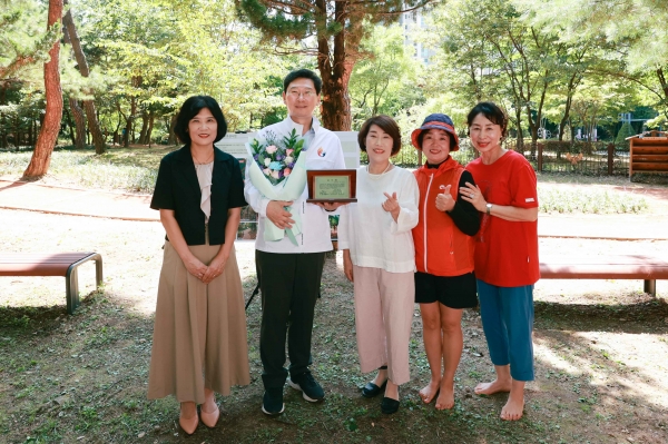 이상일 용인특례시장이 4일 동백3동에 맨발길을 조성해줘 감사하다며 주민들에게 감사패를 받았다<br>