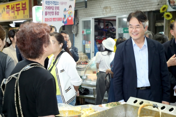 지난해 추석 맞아 전통시장 방문한 이동환 고양특례시장(사진=고양특례시)