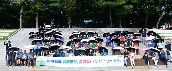 연수구는 승기천 일대에서 연수구민, 기업체 등 150여 명이 참여한 가운데 추석맞이 환경정비활동을 벌였다. 사진제공=연수구