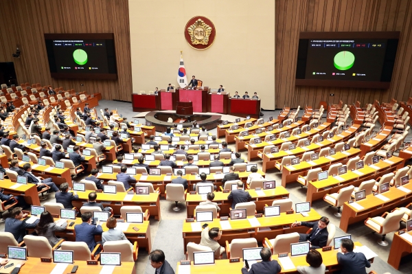 우원식 국회의장이 19일 오후 서울 여의도 국회에서 열린 제418회 국회(정기회) 제8차 본회의에서 지역사랑상품권 이용 활성화에 관한 법률 일부개정법률안 가결을 선언하고 있다. 2024.09.19/뉴스핌