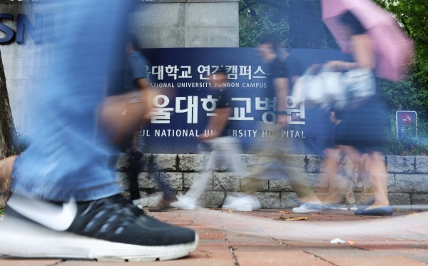 12일 오후 서울대학교병원을 찾은 시민들이 궂은 날씨에도 진료를 위해 병원으로 이동하고 있다.2024.09.12 /뉴스핌