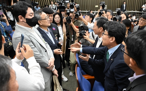 24일 오전 서울 여의도 국회에서 열린 ‘행복하고 정의로운 대한민국, 금융투자소득세 시행은 어떻게?’ 더불어민주당 정책 디베이트에서 한국주식투자연합회 회원들이 토론 방청을 막는것에 대해 항의하고 있다. 2024.09.24/뉴스핌