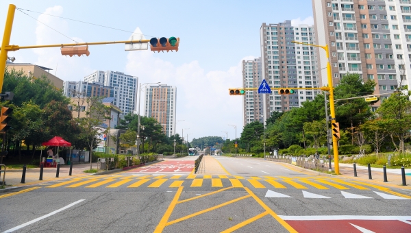 기사의 이해를 돕기 위한 참고사진/세미초 앞에 노란색 횡단보도가 설치돼 있다(사진=오산시)