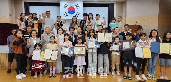 인천환경지도자연대, ‘환경백일장’ 시상식 입상자 기념 사진. 사진제공=인천환경지도자연대