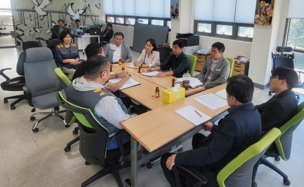 국회 이병진의원실에서 열린 평택항 국제여객터미널 보안요원 고용 승계 간담회 모습 [사진= 평택항개발정책협의회]]