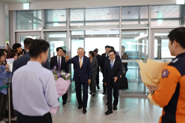 문재인 전 대통령과 김정숙 여사가 지난 4일 경기도청을 깜짝 방문해 김동연 도지사와 회동을 가졌다./경기도청