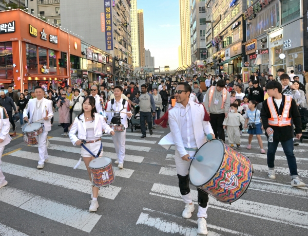 김포시가 4일부터 5일까지 구래동 문화의거리 페스티벌 광장에서 ‘2024 김포 거리예술 페스티벌’을 개최했다. (사진=김포시)