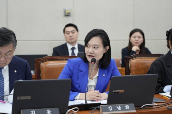 국회 보건복지위원회 김남희 의원이 질병관리청으로부터 제공받은 '국산(자급) 국가예방접종백신 현황'에 따르면 21종의 국가예방접종백신 중에서 원액까지 국내 자급이 가능한 백신은 B형간염, 파상풍/디프테리아, b헤모필루스 인플루엔자, 수두, 인플루엔자(독감), 신증후군출혈열 6종에 불과했다.