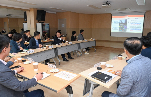 김동근 시장이 10월 8일 송산2동주민센터에서 ‘송산권역 현장 티타임’을 진행하고 있다.(사진=의정부시)